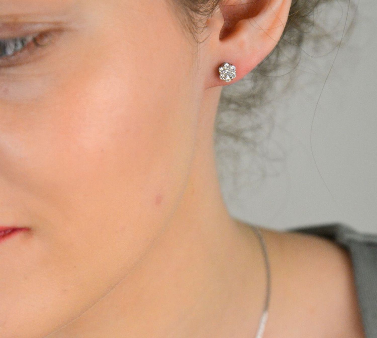 Kolczyki srebrne kwiatki z cyrkoniami próba 925, DIA-KLC-10273-925 Kolczyki w kształcie kwiatków to idealny wybór dla miłośniczek delikatnej i kobiecej biżuterii. 1.jpg