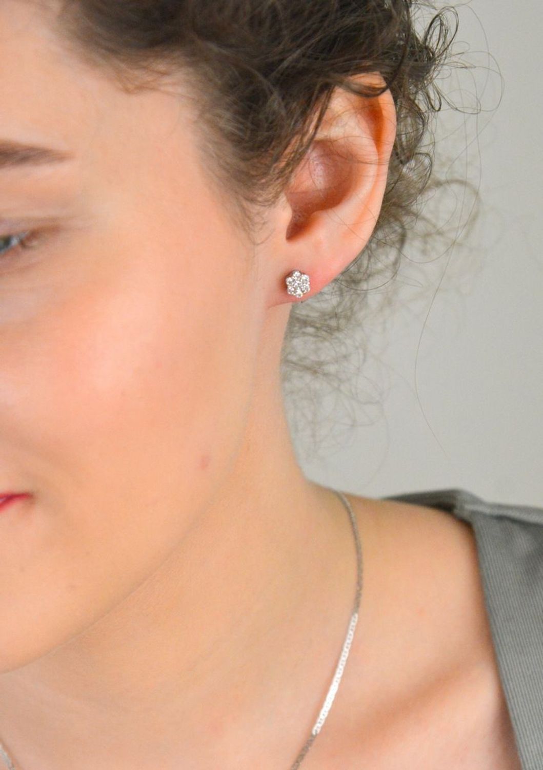 Kolczyki srebrne kwiatki z cyrkoniami próba 925, DIA-KLC-10273-925 Kolczyki w kształcie kwiatków to idealny wybór dla miłośniczek delikatnej i kobiecej biżuterii. 1.jpg