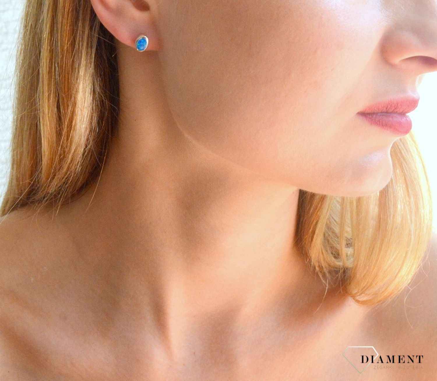Srebrne kolczyki damskie na sztyft owalne z niebieskim opalem DIA-KLC-10278-925. Srebrne kolczyki damskie. Srebrne kolczyki idealne na prezent. Srebrne kolczyki wkrętki z kamieniem. Srebrne kolczyki owalne. Srebrne kolczyki z.jpg