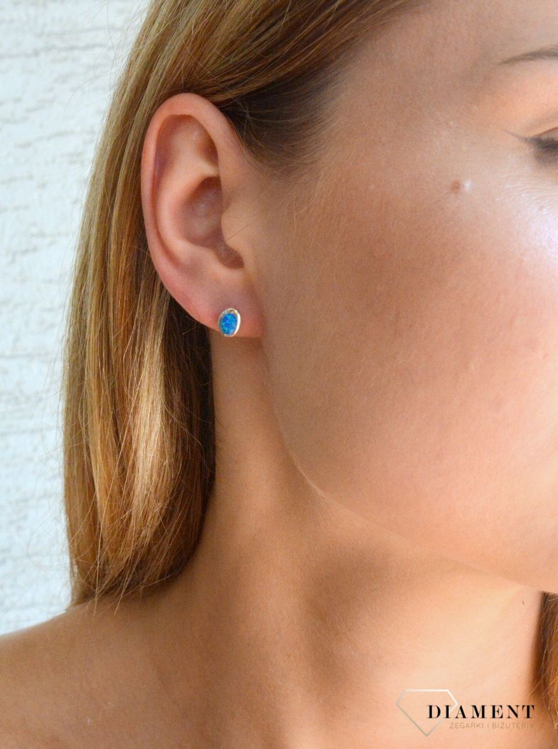 Srebrne kolczyki damskie na sztyft owalne z niebieskim opalem DIA-KLC-10278-925. Srebrne kolczyki damskie. Srebrne kolczyki idealne na prezent. Srebrne kolczyki wkrętki z kamieniem. Srebrne kolczyki owalne. Srebrne kolczyki z.jpg