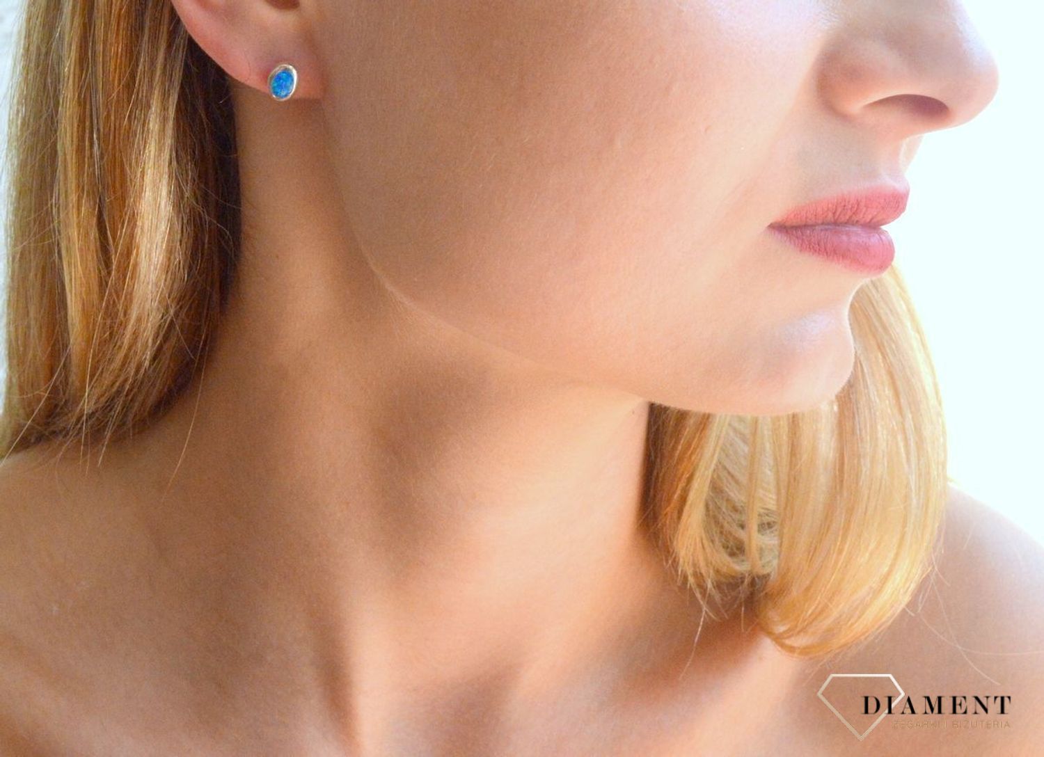 Srebrne kolczyki damskie na sztyft owalne z niebieskim opalem DIA-KLC-10278-925. Srebrne kolczyki damskie. Srebrne kolczyki idealne na prezent. Srebrne kolczyki wkrętki z kamieniem. Srebrne kolczyki owalne. Srebrne kolczyki z.jpg