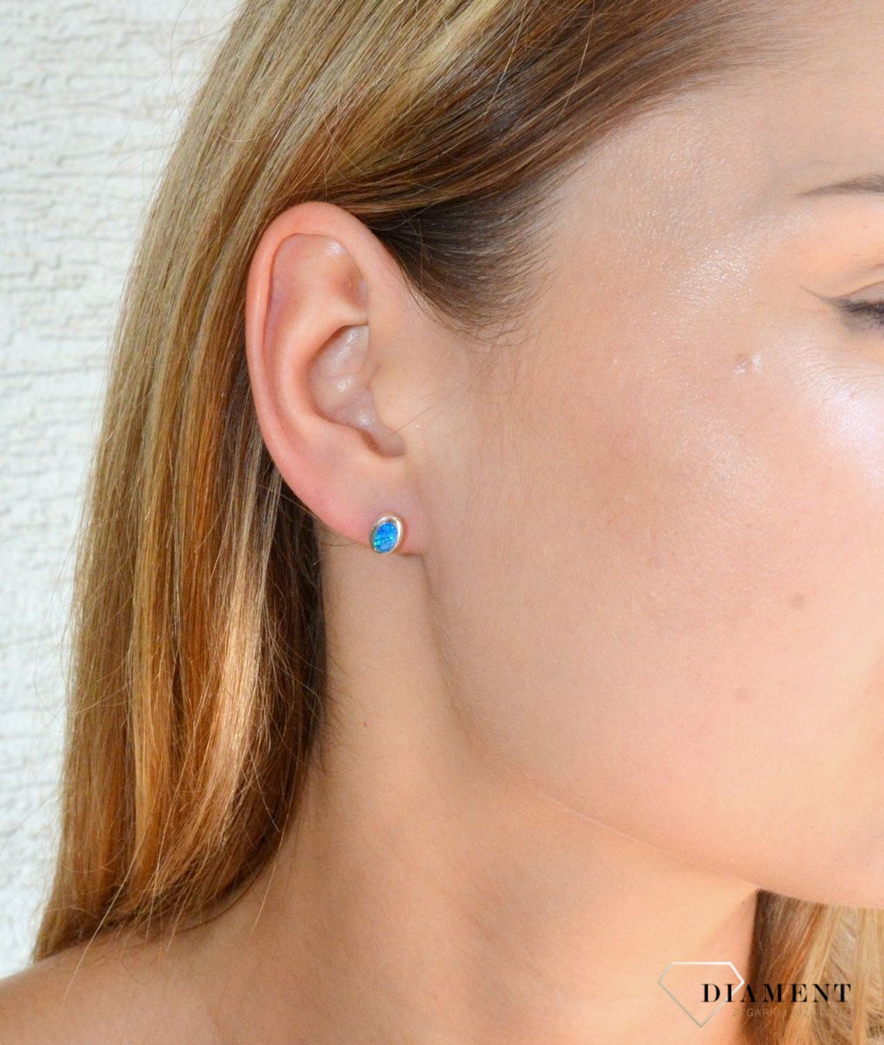 Srebrne kolczyki damskie na sztyft owalne z niebieskim opalem DIA-KLC-10278-925. Srebrne kolczyki damskie. Srebrne kolczyki idealne na prezent. Srebrne kolczyki wkrętki z kamieniem. Srebrne kolczyki owalne. Srebrne kolczyki z.jpg