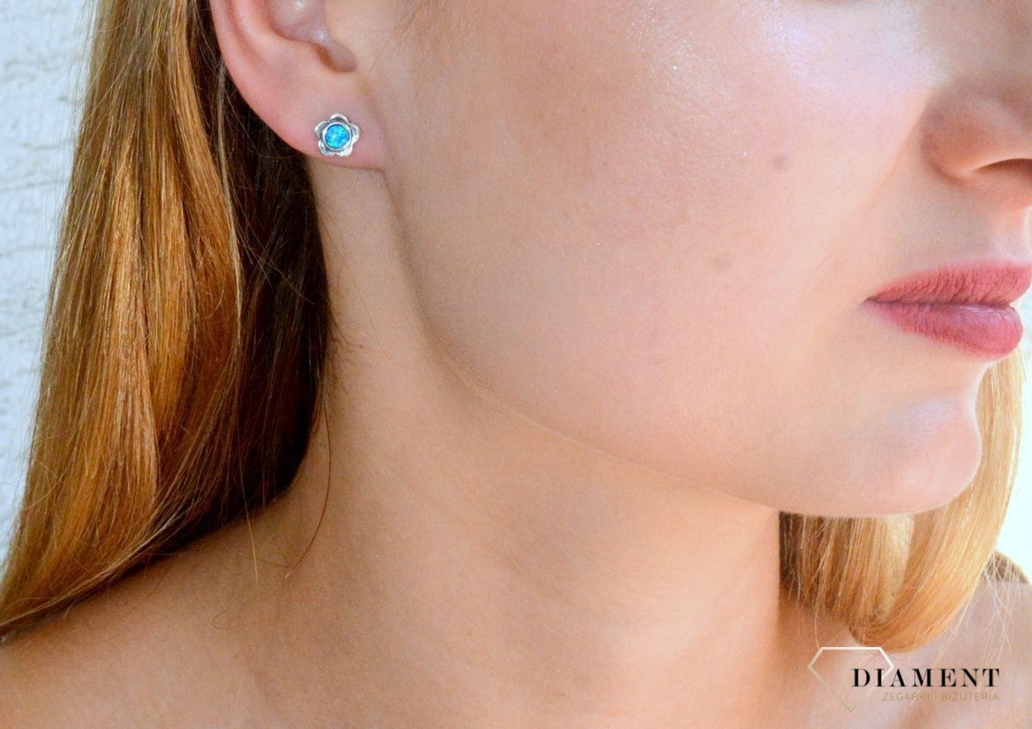 Srebrne kolczyki damskie na sztyft kwiatki z niebieskim opalem DIA-KLC-10280-925. Srebrne kolczyki damskie. Srebrne kolczyki idealne na prezent. Srebrne kolczyki wkrętki z kamieniem. Srebrne kolczyki kwiatki. Srebrne kolczyki.jpg