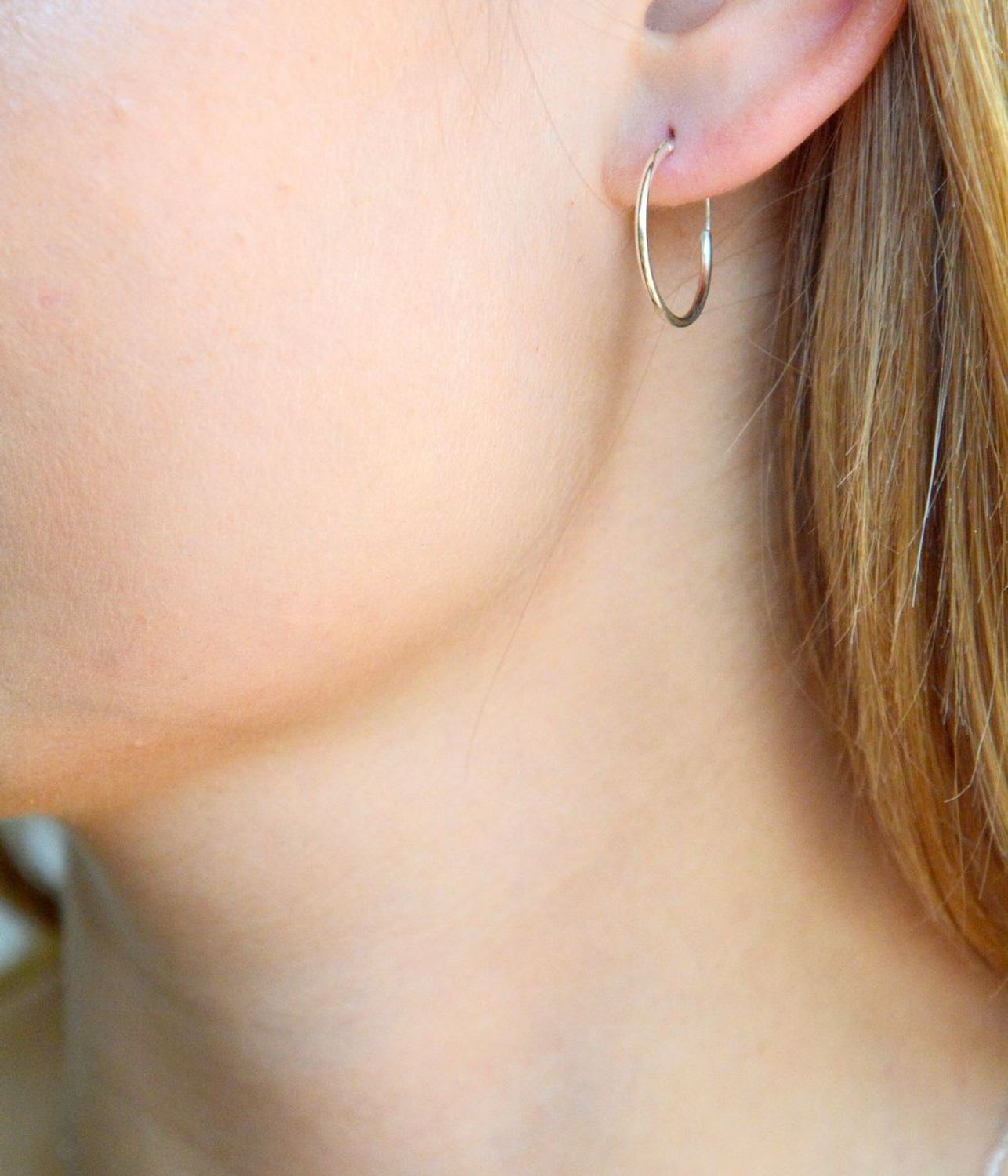 Srebrne kolczyki 925 klasyczne gładkie kółka DIA-KLC-10283-925. Srebrne kolczyki damskie. Srebrne kolczyki koła. Srebrne koła klasyczne. Srebrne klasyczne kolczyki gładkie koła. Srebrne kolczyki koła idealna na prezent..jpg