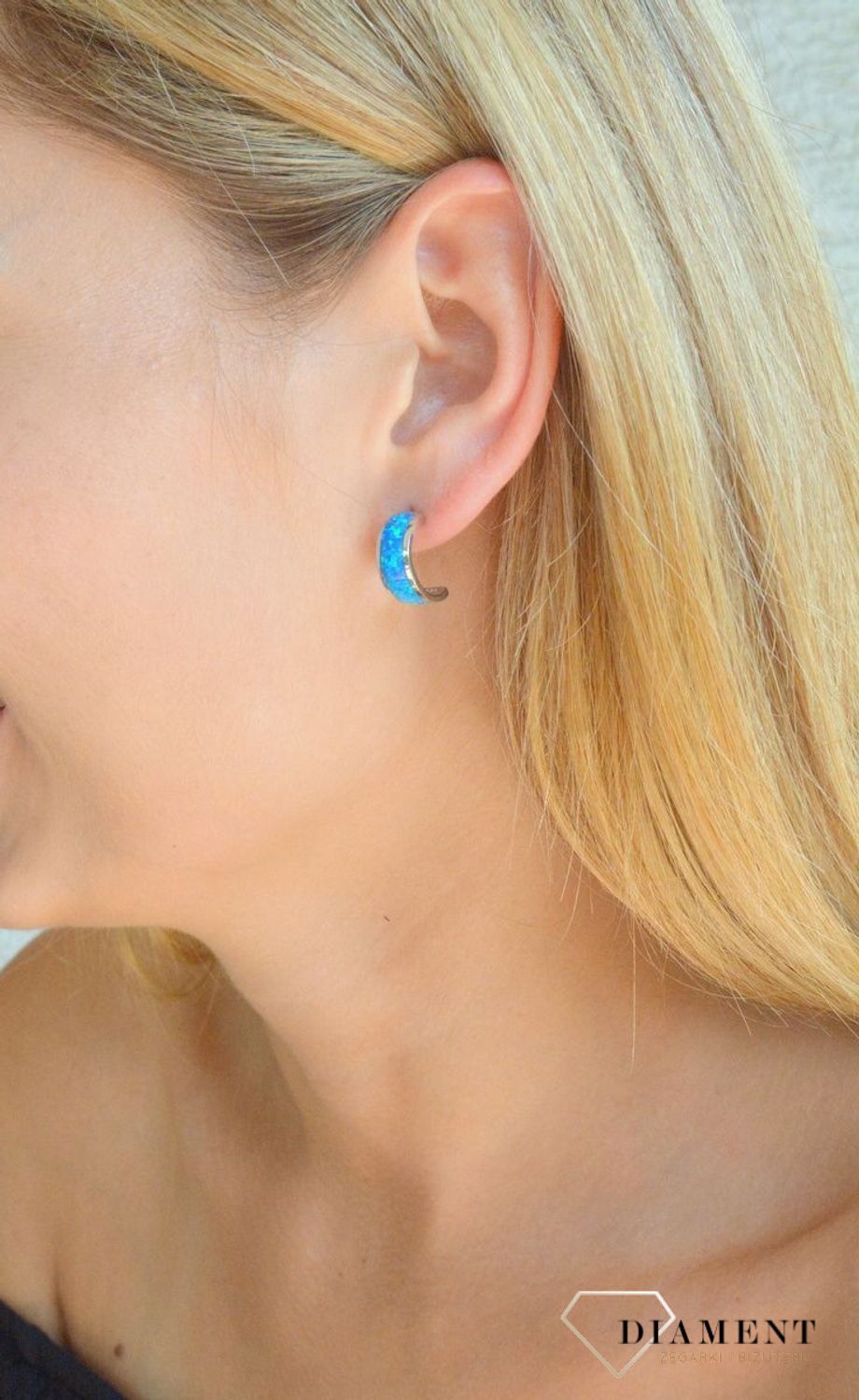 Srebrne kolczyki damskie 925 półkola z niebieskim opalem wkrętki DIA-KLC-10289-925. Srebrne kolczyki dla kobiety. Pomysł na prezent dla kobiety. Niebieskie kolczyki. Kolorowe kolczyki na lato z opalem. Kolczyki opal..jpg