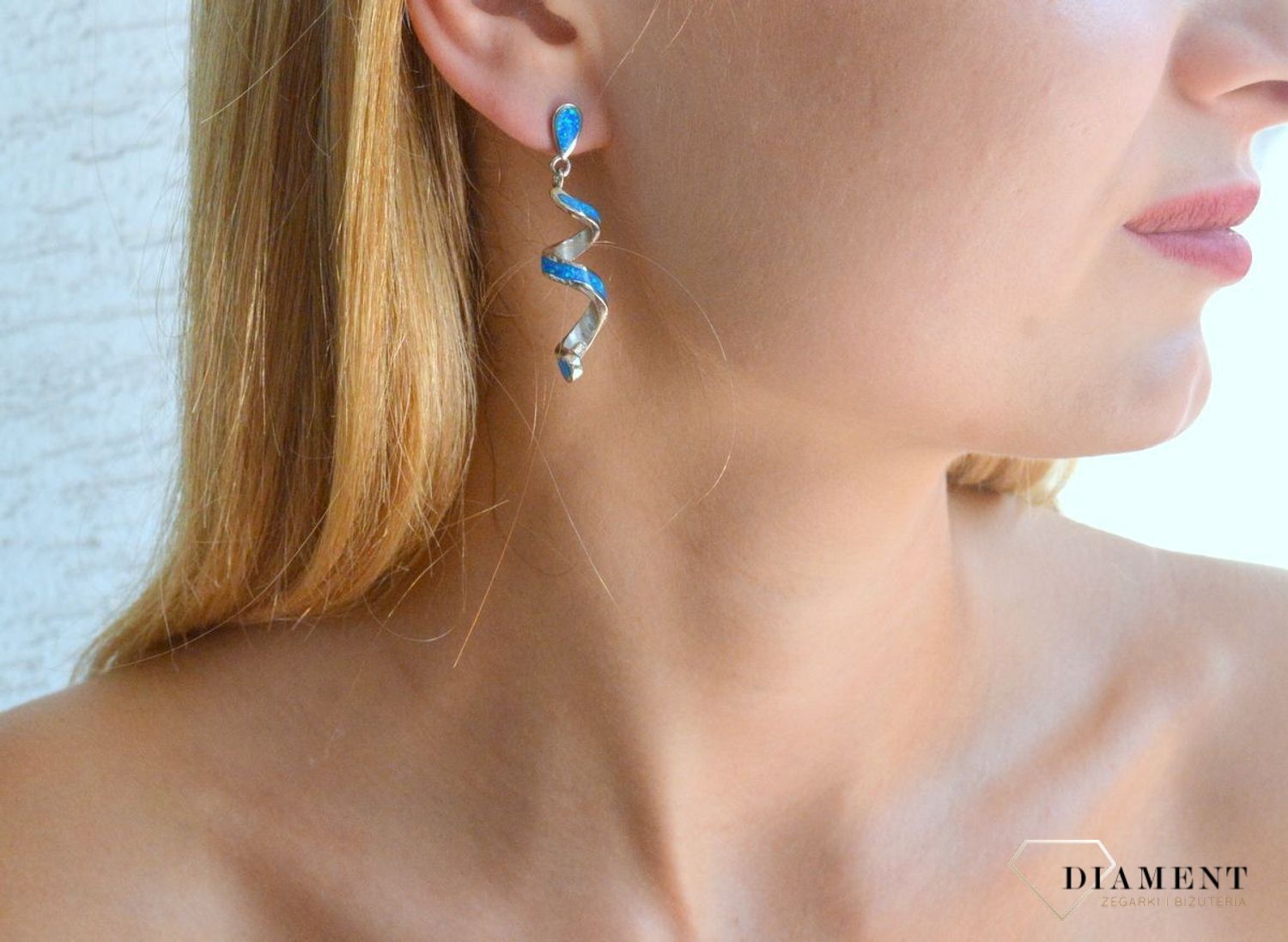 Srebrne kolczyki damskie wiszące spiralki z niebieskim opalem DIA-KLC-10290-925. Srebrne kolczyki dla kobiety. Pomysł na prezent dla kobiety. Niebieskie kolczyki. Kolorowe kolczyki na lato z opalem. Kolczyki opal..jpg