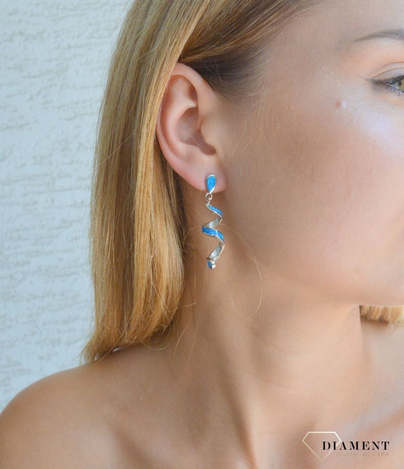Srebrne kolczyki damskie wiszące spiralki z niebieskim opalem DIA-KLC-10290-925. Srebrne kolczyki dla kobiety. Pomysł na prezent dla kobiety. Niebieskie kolczyki. Kolorowe kolczyki na lato z opalem. Kolczyki opal..jpg