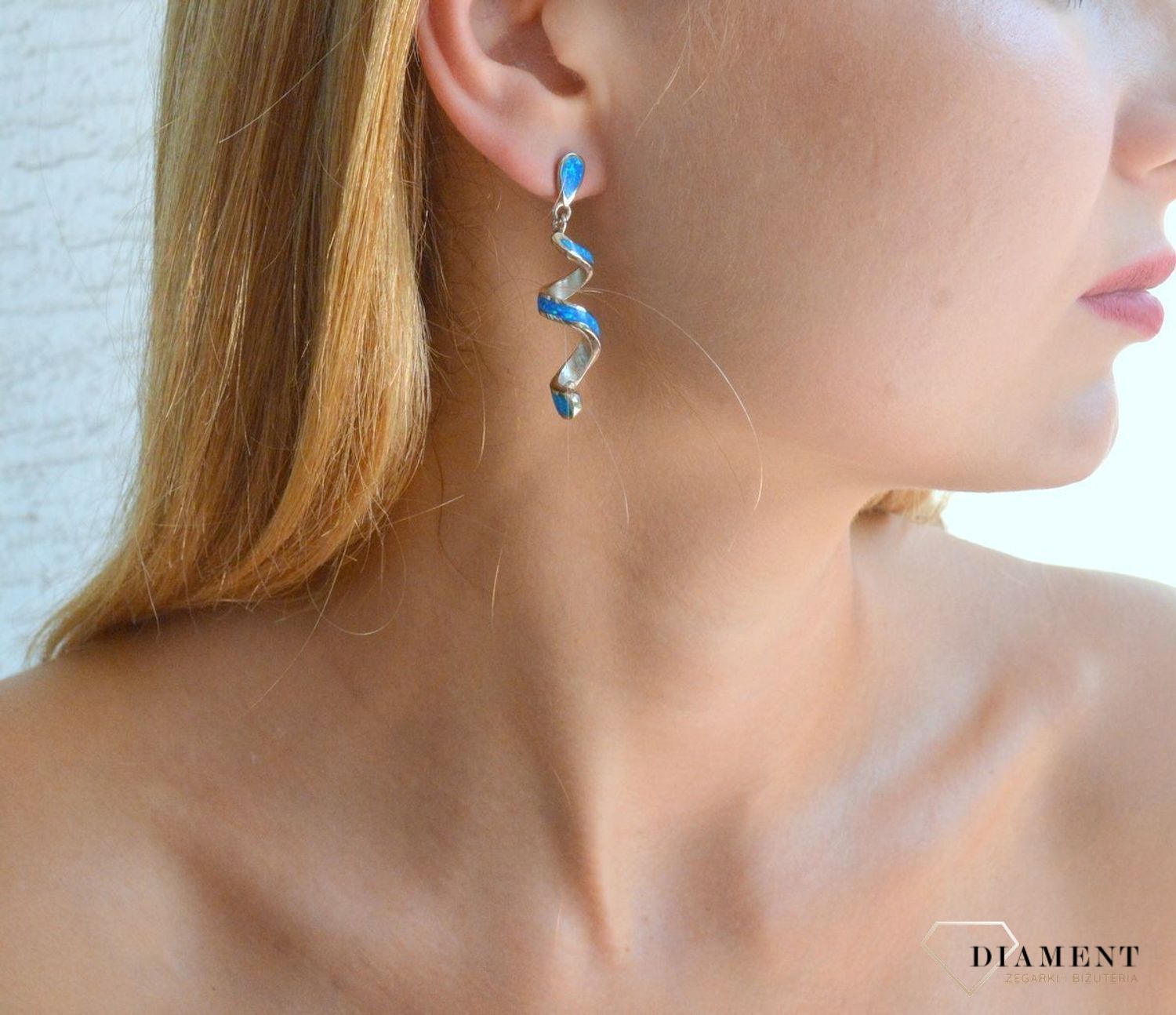 Srebrne kolczyki damskie wiszące spiralki z niebieskim opalem DIA-KLC-10290-925. Srebrne kolczyki dla kobiety. Pomysł na prezent dla kobiety. Niebieskie kolczyki. Kolorowe kolczyki na lato z opalem. Kolczyki opal..jpg