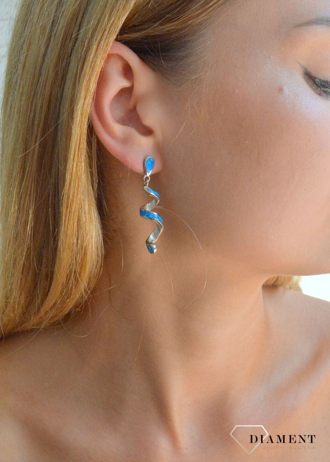 Srebrne kolczyki damskie wiszące spiralki z niebieskim opalem DIA-KLC-10290-925. Srebrne kolczyki dla kobiety. Pomysł na prezent dla kobiety. Niebieskie kolczyki. Kolorowe kolczyki na lato z opalem. Kolczyki opal..jpg