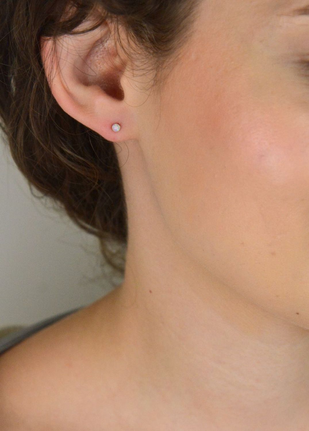 Srebrne kolczyki damskie na sztyft kulki z białym opalem DIA-KLC-10292-925. Srebrne kolczyki damskie. Srebrne kolczyki idealne na prezent. Srebrne kolczyki wkrętki z kamieniem. Srebrne kolczyki kulki. Srebrne kolczyki z białym.jpg