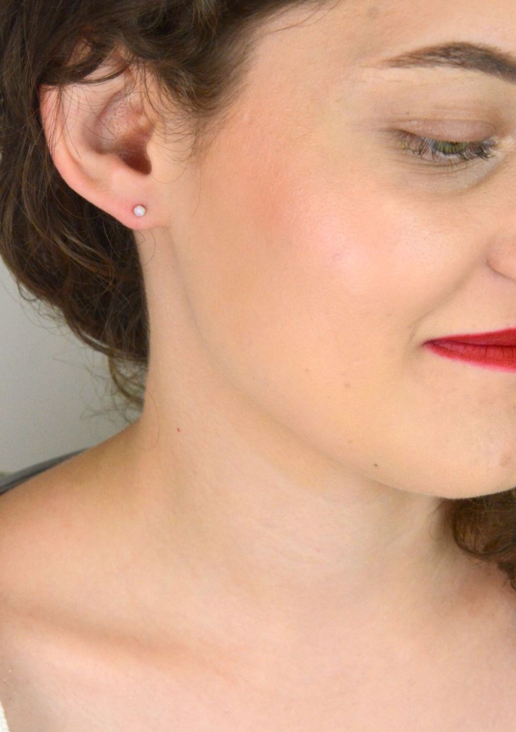 Srebrne kolczyki damskie na sztyft kulki z białym opalem DIA-KLC-10292-925. Srebrne kolczyki damskie. Srebrne kolczyki idealne na prezent. Srebrne kolczyki wkrętki z kamieniem. Srebrne kolczyki kulki. Srebrne kolczyki z białym.jpg