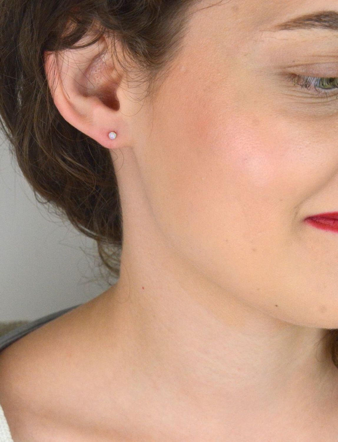 Srebrne kolczyki damskie na sztyft kulki z białym opalem DIA-KLC-10292-925. Srebrne kolczyki damskie. Srebrne kolczyki idealne na prezent. Srebrne kolczyki wkrętki z kamieniem. Srebrne kolczyki kulki. Srebrne kolczyki z białym.jpg