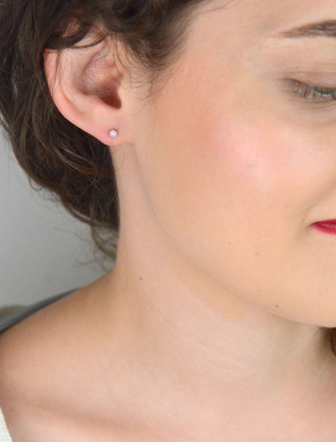 Srebrne kolczyki damskie na sztyft kulki z białym opalem DIA-KLC-10292-925. Srebrne kolczyki damskie. Srebrne kolczyki idealne na prezent. Srebrne kolczyki wkrętki z kamieniem. Srebrne kolczyki kulki. Srebrne kolczyki z białym.jpg