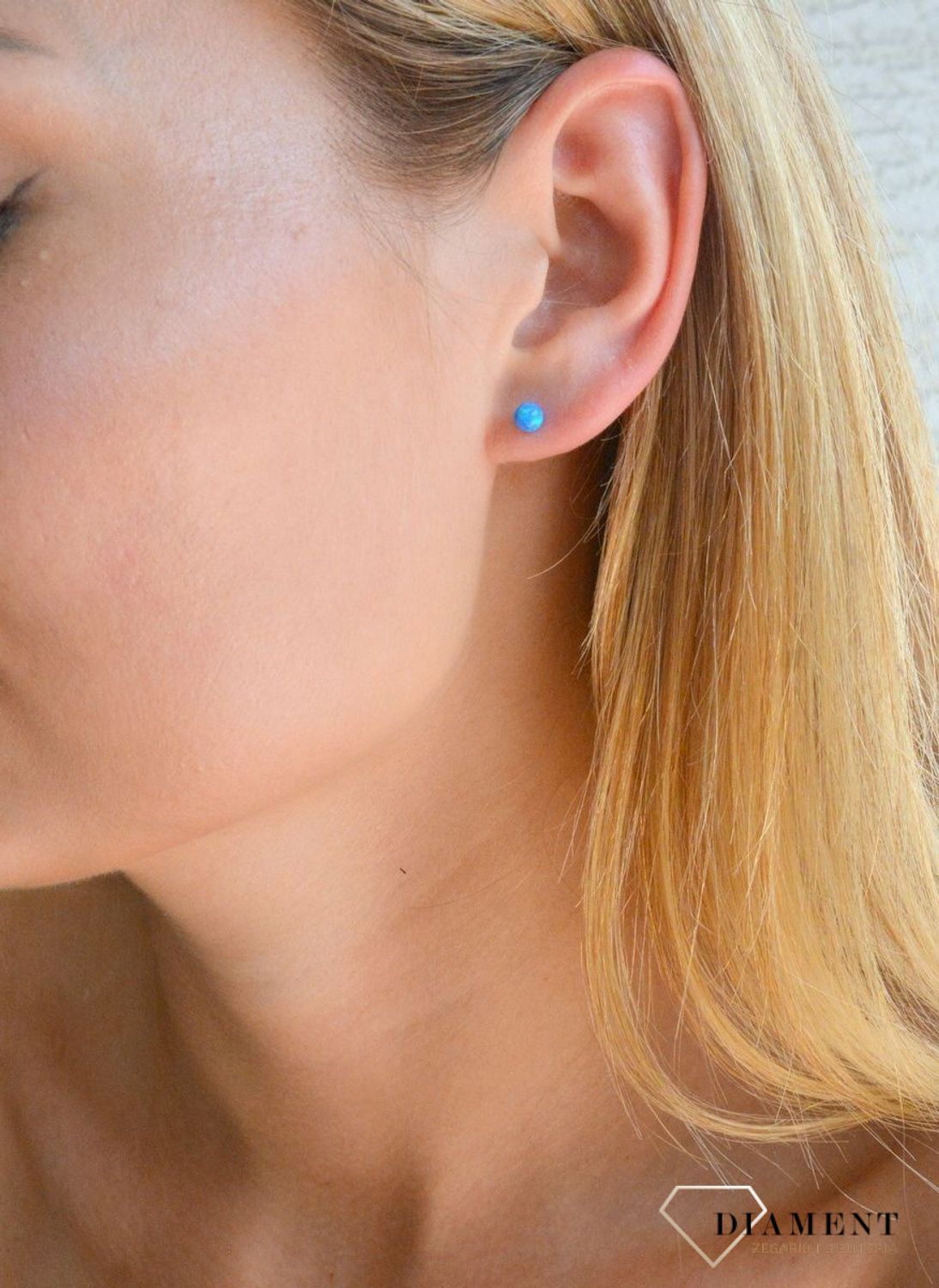 Srebrne kolczyki damskie na sztyft kulki z niebieskim opalem DIA-KLC-10293-925. Srebrne kolczyki damskie. Srebrne kolczyki idealne na prezent. Srebrne kolczyki wkrętki z kamieniem. Srebrne kolczyki kulki. Srebrne kolczyki z ni.jpg