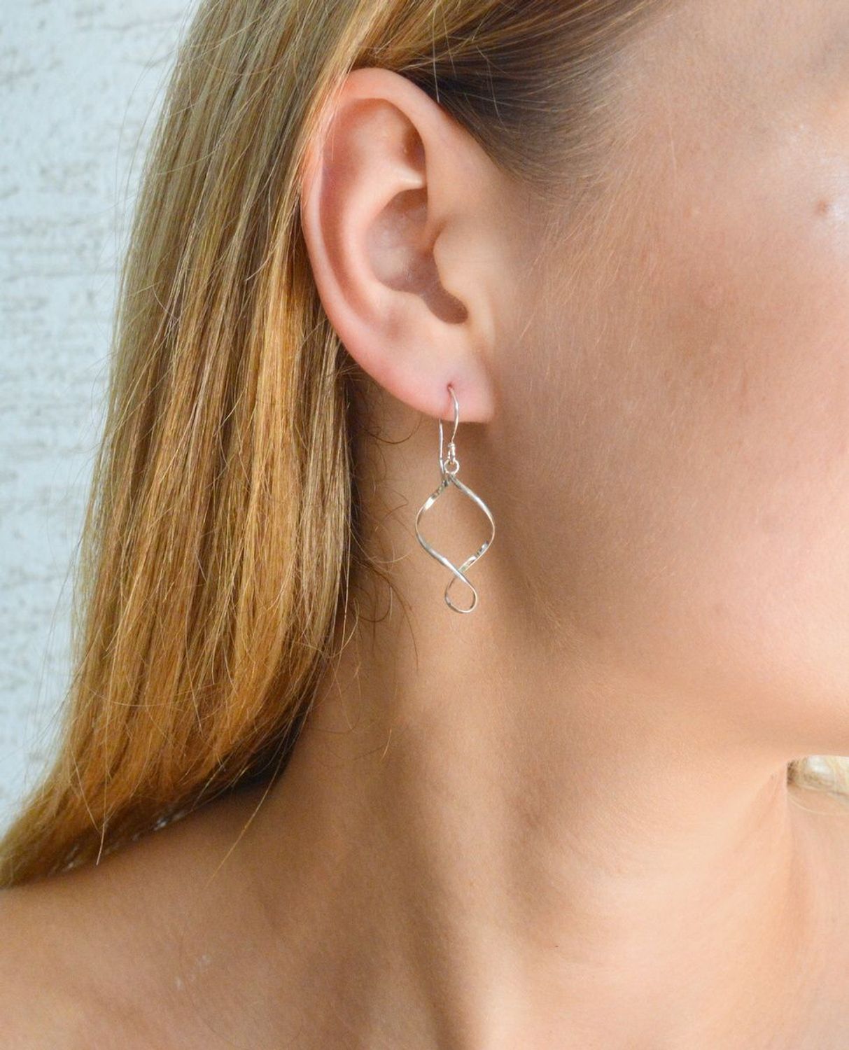 Srebrne kolczyki damskie wiszące spiralki DIA-KLC-10295-925. Srebrne kolczyki damskie. Srebrne kolczyki wkrętki. Srebrne kolczyki spiralki. Kolczyki srebrne na prezent..jpg