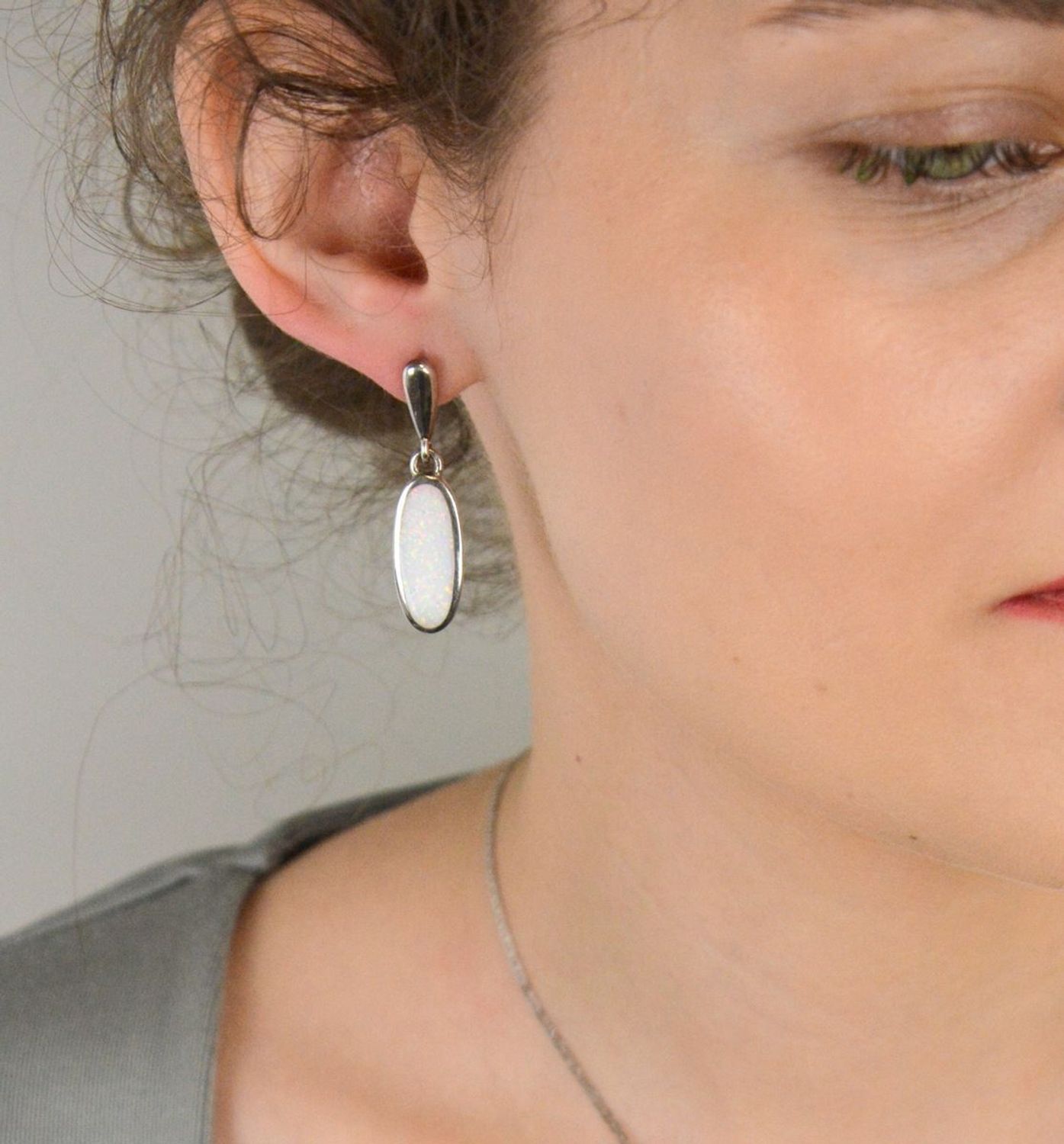 Kolczyki srebrne owalne z syntetycznym opalem próba 925, DIA-KLC-10297-925 Zjawiskowe kolczyki wykonane z najwyższej jakości srebra próby 925, o klasycznym owalnym kształcie 1.jpg