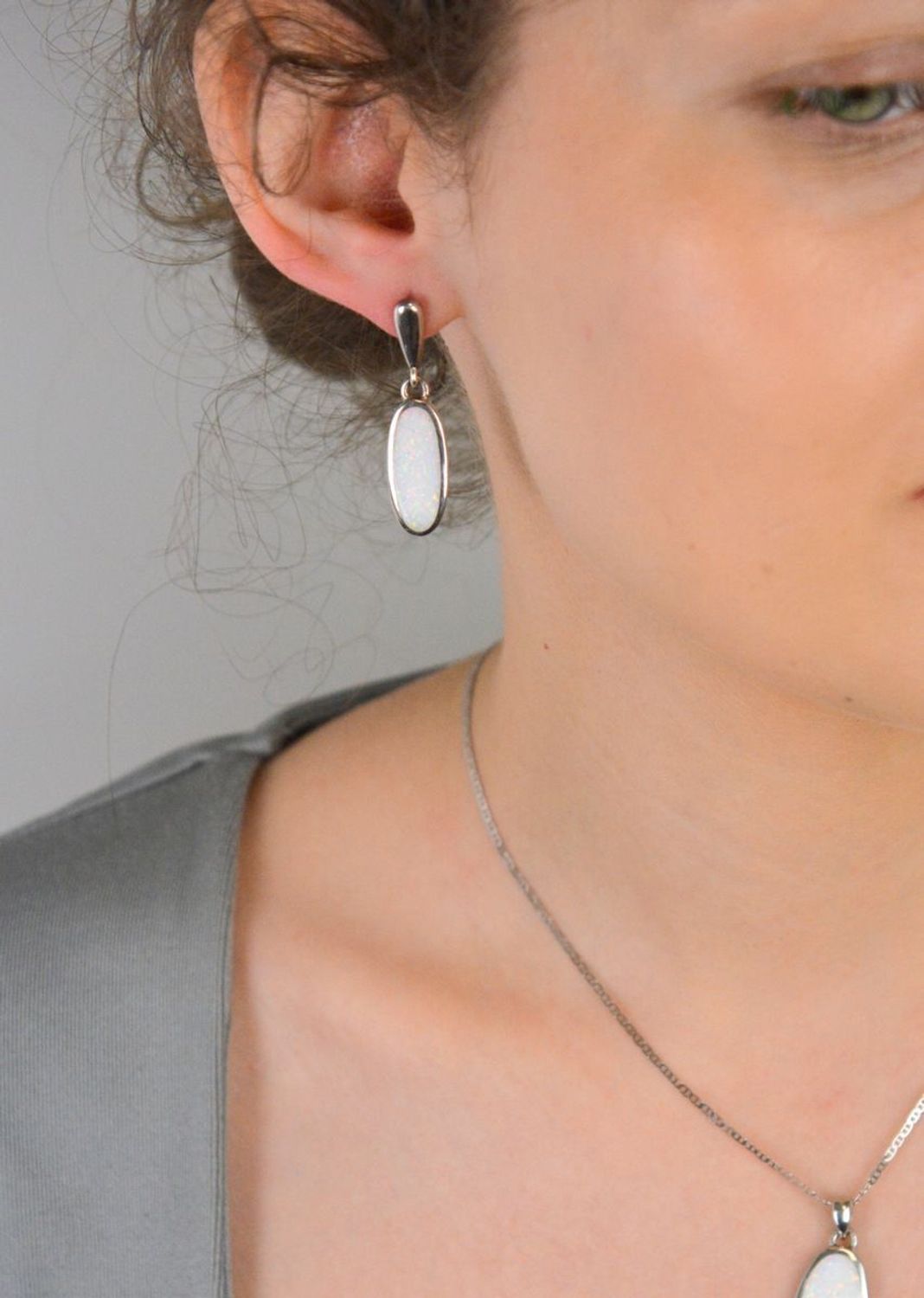 Kolczyki srebrne owalne z syntetycznym opalem próba 925, DIA-KLC-10297-925 Zjawiskowe kolczyki wykonane z najwyższej jakości srebra próby 925, o klasycznym owalnym kształcie 1.jpg