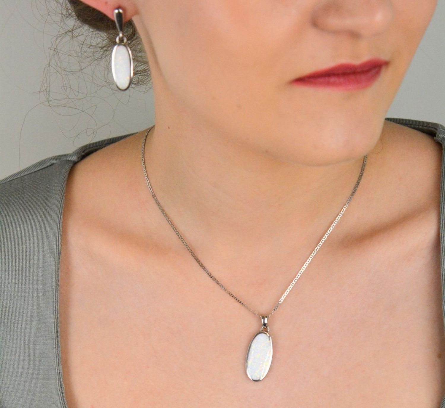 Kolczyki srebrne owalne z syntetycznym opalem próba 925, DIA-KLC-10297-925 Zjawiskowe kolczyki wykonane z najwyższej jakości srebra próby 925, o klasycznym owalnym kształcie 1.jpg