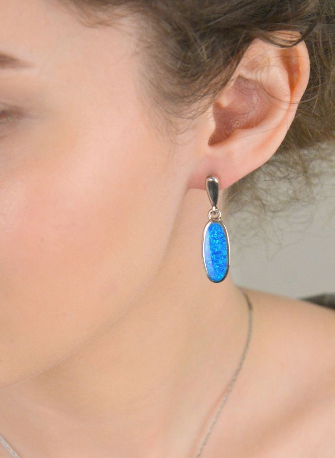 Kolczyki srebrne owalne opal syntetyczny próba 925, DIA-KLC-10298-925 Zachwycające kolczyki wykonane z wysokiej jakości srebra próby 925, ozdobione hipnotyzującym syntetycznym 1.jpg