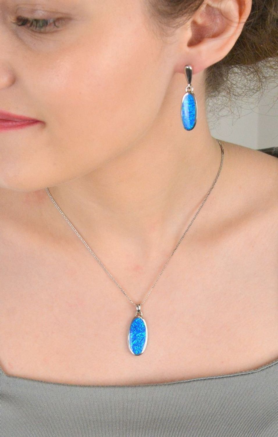 Kolczyki srebrne owalne opal syntetyczny próba 925, DIA-KLC-10298-925 Zachwycające kolczyki wykonane z wysokiej jakości srebra próby 925, ozdobione hipnotyzującym syntetycznym 1.jpg