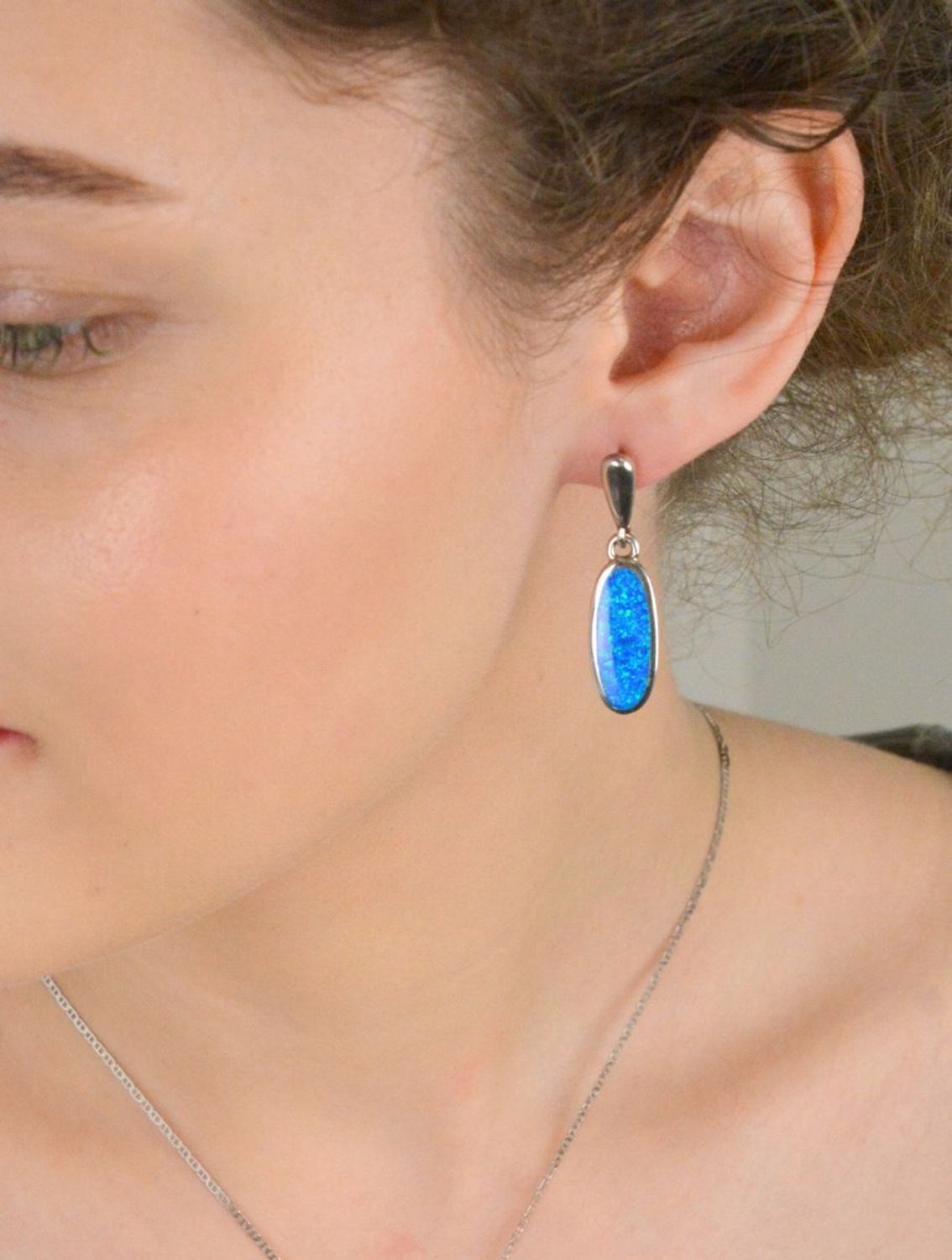 Kolczyki srebrne owalne opal syntetyczny próba 925, DIA-KLC-10298-925 Zachwycające kolczyki wykonane z wysokiej jakości srebra próby 925, ozdobione hipnotyzującym syntetycznym 1.jpg