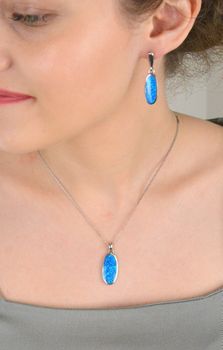 Kolczyki srebrne owalne opal syntetyczny próba 925, DIA-KLC-10298-925 Zachwycające kolczyki wykonane z wysokiej jakości srebra próby 925, ozdobione hipnotyzującym syntetycznym opalem w odcieniach niebieskieg.JPG