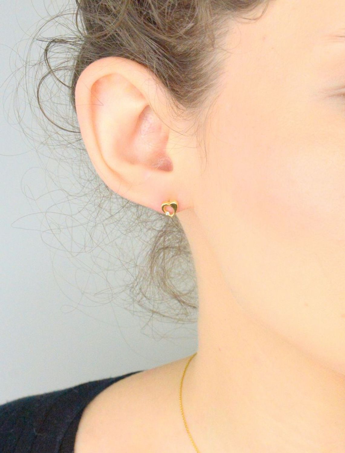 Kolczyki złote serca z cyrkonią pr 585, DIA-KLC-1030-585 Kolczyki mają kształt serduszka z małą cyrkonią. Kolczyki to ponadczasowa biżuteria, która pasuje do każdego rodzaju stylizacji.1.jpg