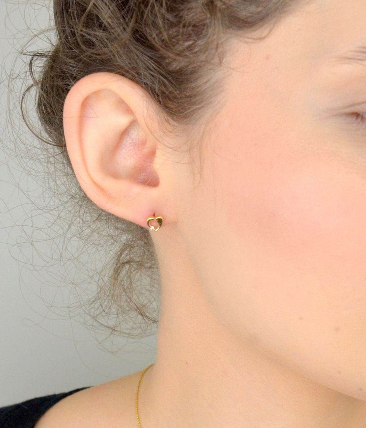 Kolczyki złote serca z cyrkonią pr 585, DIA-KLC-1030-585 Kolczyki mają kształt serduszka z małą cyrkonią. Kolczyki to ponadczasowa biżuteria, która pasuje do każdego rodzaju stylizacji.1.jpg