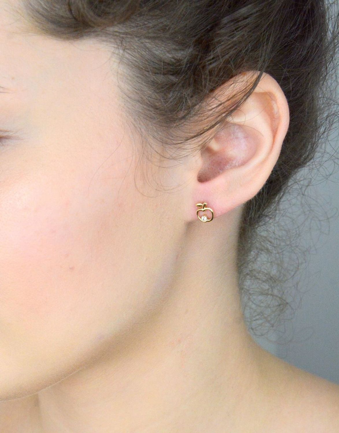 Kolczyki złote jabłka z cyrkonią pr 585, DIA-KLC-1032-585 Kolczyki mają kształt jabłka z cyrkonią. Kolczyki to ponadczasowa biżuteria, która pasuje do każdego rodzaju stylizacji.1.jpg