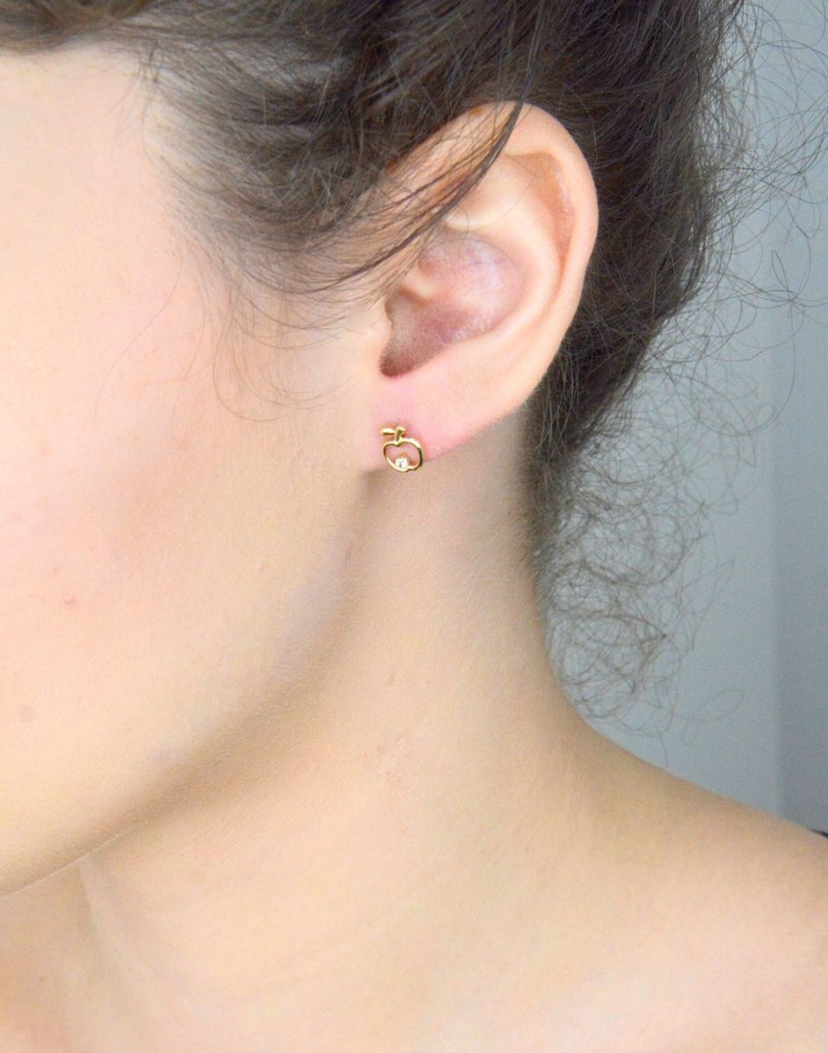 Kolczyki złote jabłka z cyrkonią pr 585, DIA-KLC-1032-585 Kolczyki mają kształt jabłka z cyrkonią. Kolczyki to ponadczasowa biżuteria, która pasuje do każdego rodzaju stylizacji.1.jpg