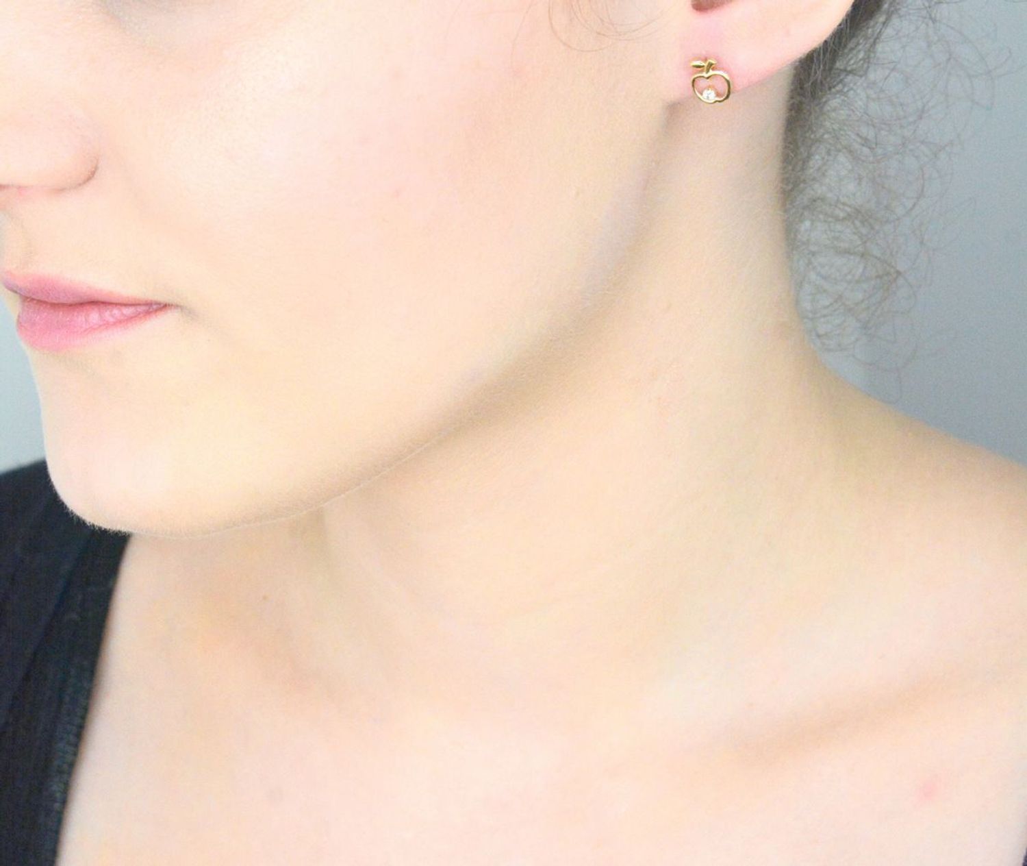 Kolczyki złote jabłka z cyrkonią pr 585, DIA-KLC-1032-585 Kolczyki mają kształt jabłka z cyrkonią. Kolczyki to ponadczasowa biżuteria, która pasuje do każdego rodzaju stylizacji.1.jpg