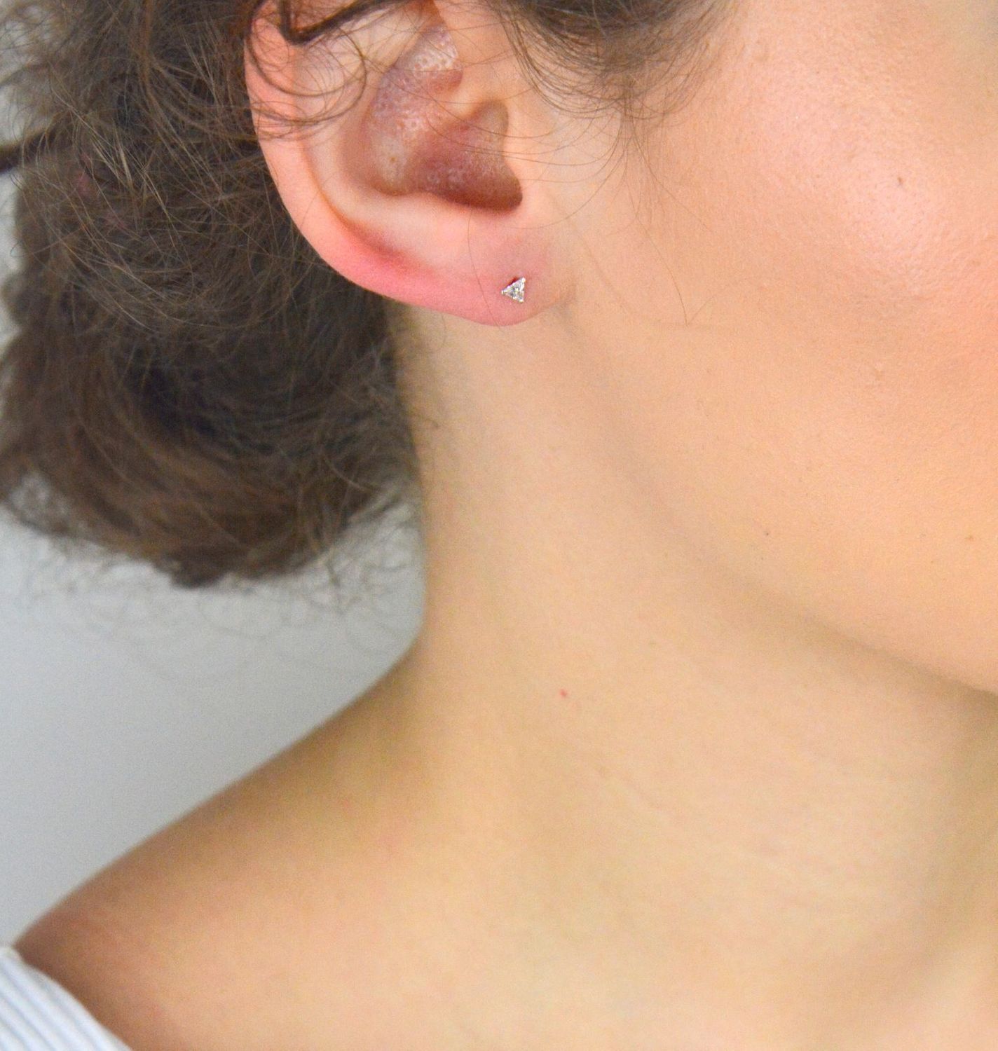 Delikatne kolczyki srebrne 925 w kształcie trójkąta z białą cyrkonią. Model DIA-KLC-10324-925, zapięcie na sztyft, waga 0,30 g. Elegancja i minimalizm.1.jpg