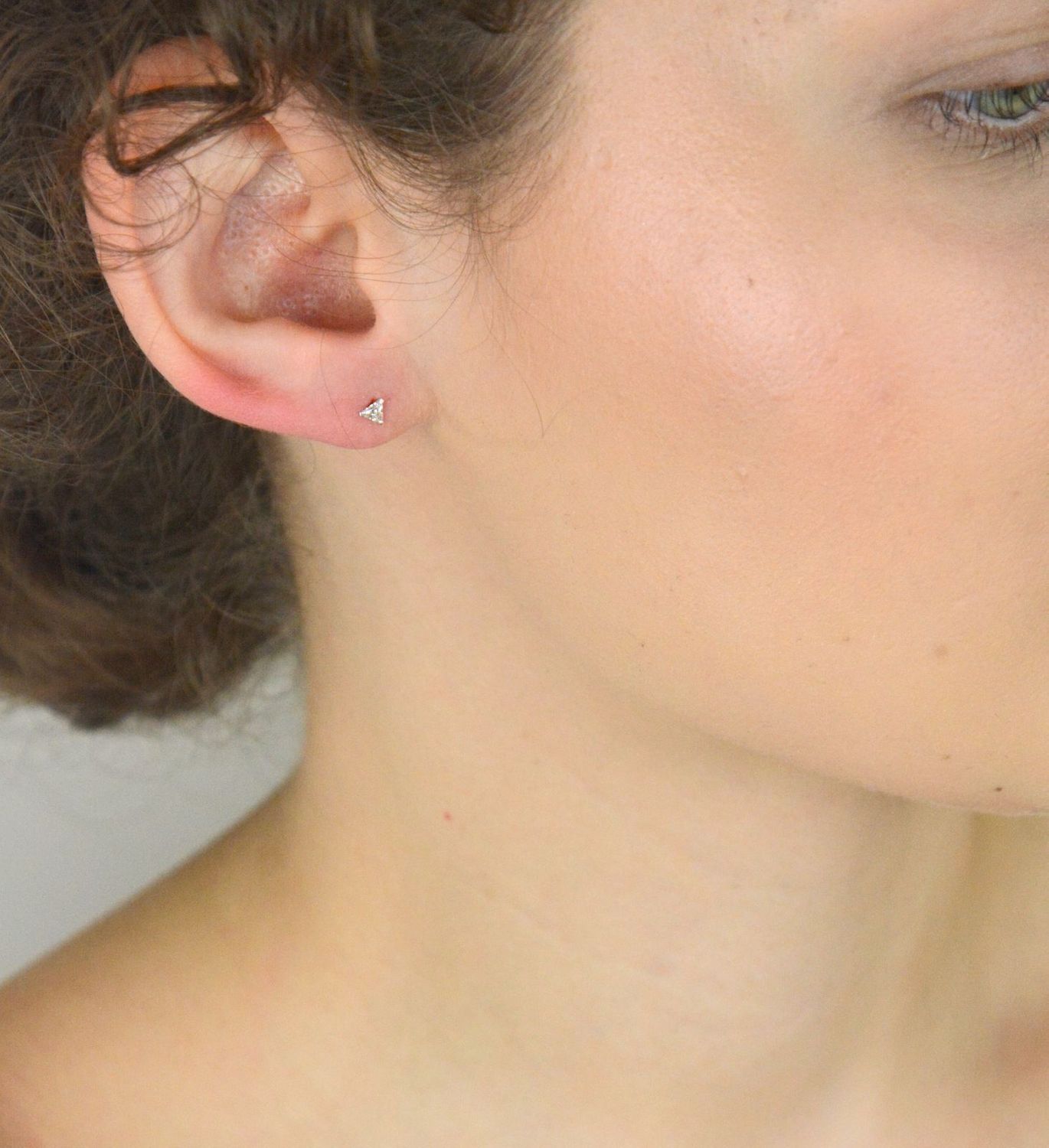 Delikatne kolczyki srebrne 925 w kształcie trójkąta z białą cyrkonią. Model DIA-KLC-10324-925, zapięcie na sztyft, waga 0,30 g. Elegancja i minimalizm.1.jpg