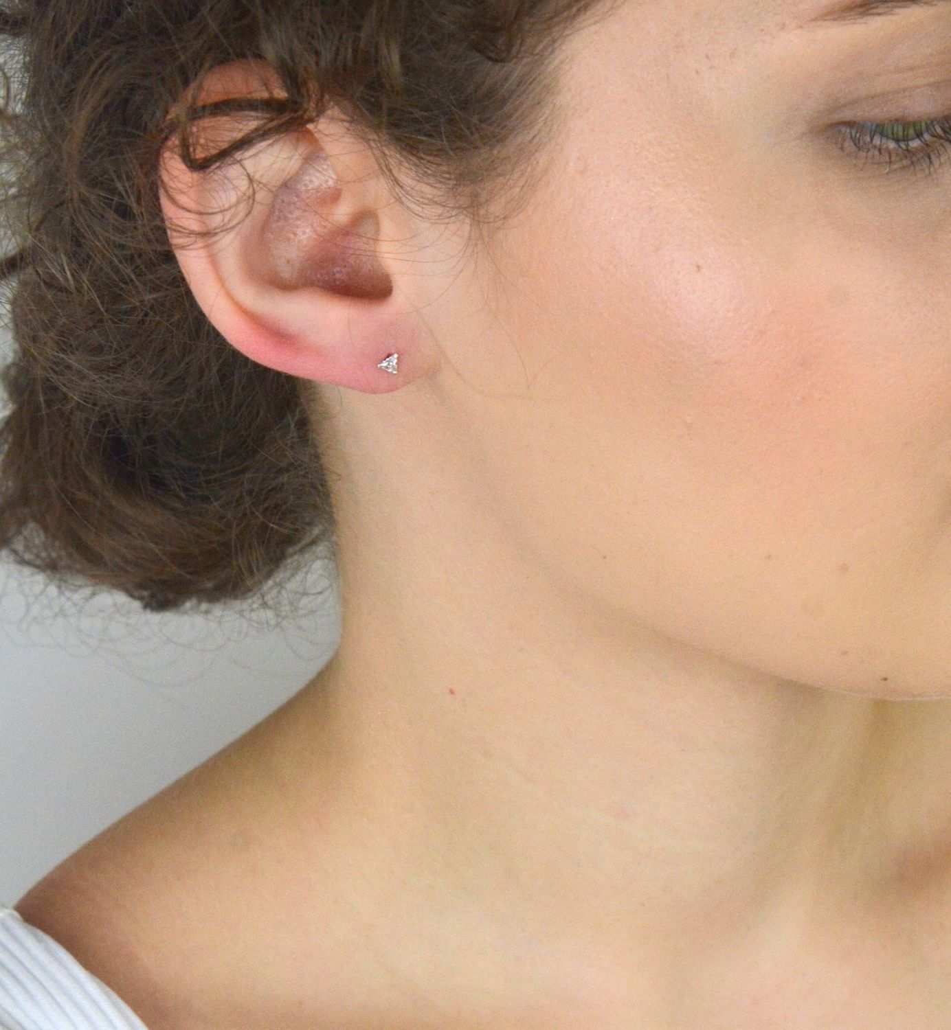 Delikatne kolczyki srebrne 925 w kształcie trójkąta z białą cyrkonią. Model DIA-KLC-10324-925, zapięcie na sztyft, waga 0,30 g. Elegancja i minimalizm.1.jpg