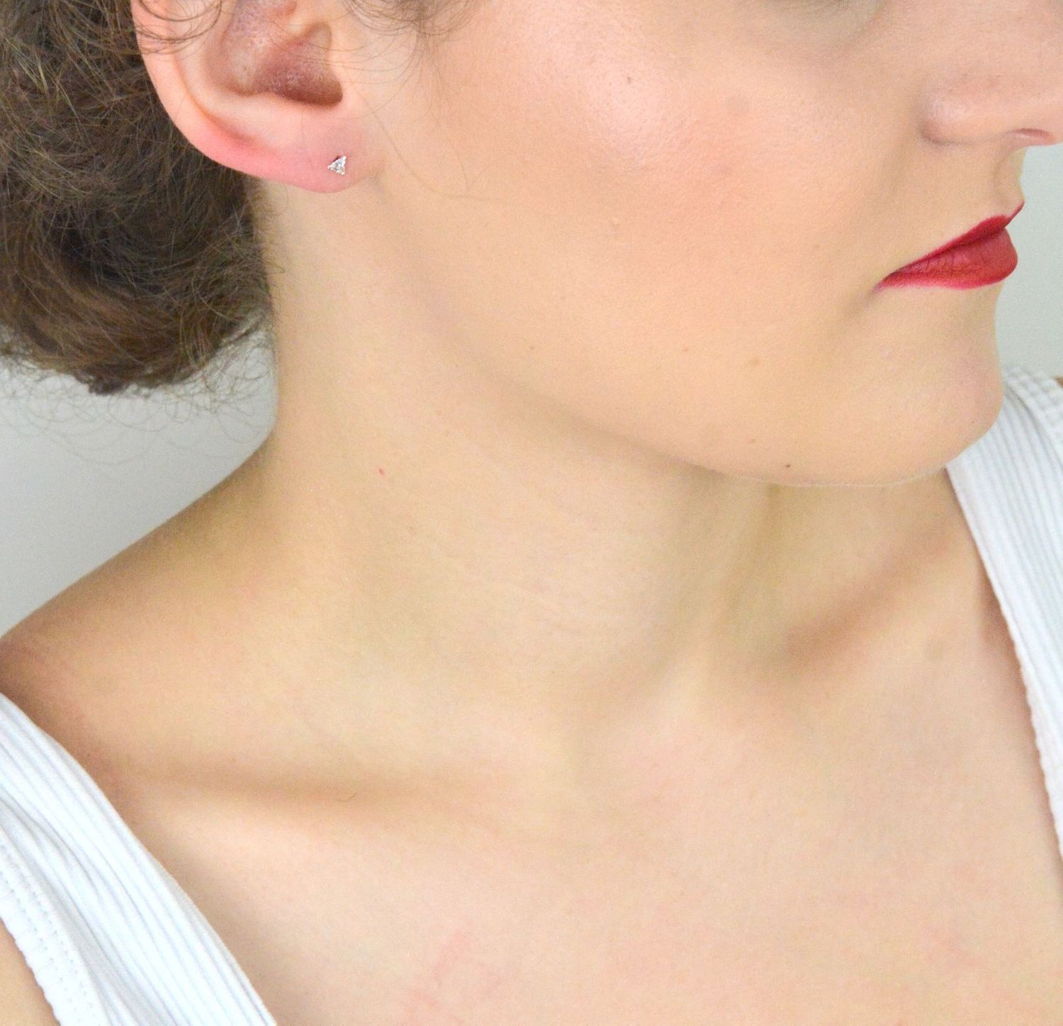 Delikatne kolczyki srebrne 925 w kształcie trójkąta z białą cyrkonią. Model DIA-KLC-10324-925, zapięcie na sztyft, waga 0,30 g. Elegancja i minimalizm.1.jpg