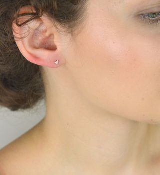 elikatne kolczyki srebrne 925 w kształcie trójkąta z białą cyrkonią. Model DIA-KLC-10324-925, zapięcie na sztyft, waga 0,30 g. Elegancja i minimalizm (2).JPG