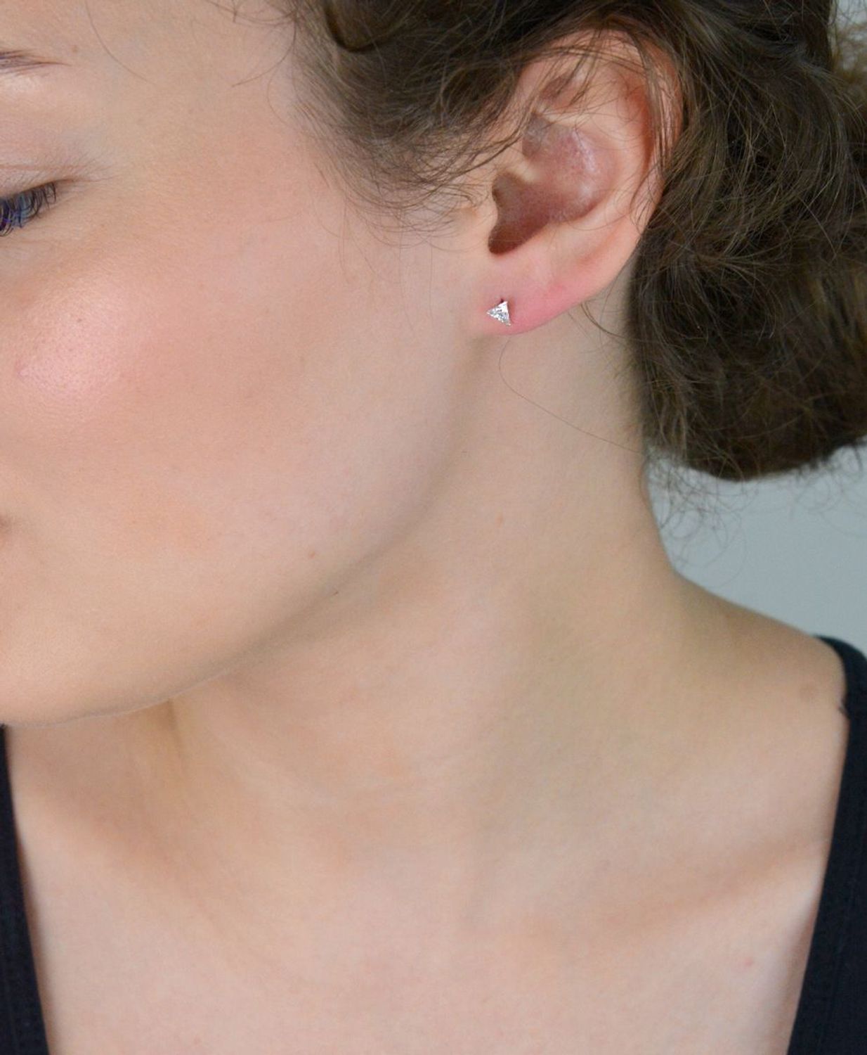 Kolczyki srebrne 925 z białą cyrkonią, kształt trójkąta. Model DIA-KLC-10325-925, 5 mm, sztyft. Subtelna elegancja na co dzień i na prezent.1.jpg