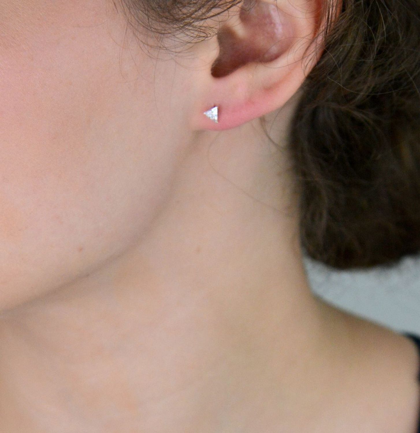 Kolczyki srebrne 925 z białą cyrkonią, kształt trójkąta. Model DIA-KLC-10325-925, 5 mm, sztyft. Subtelna elegancja na co dzień i na prezent.1.jpg