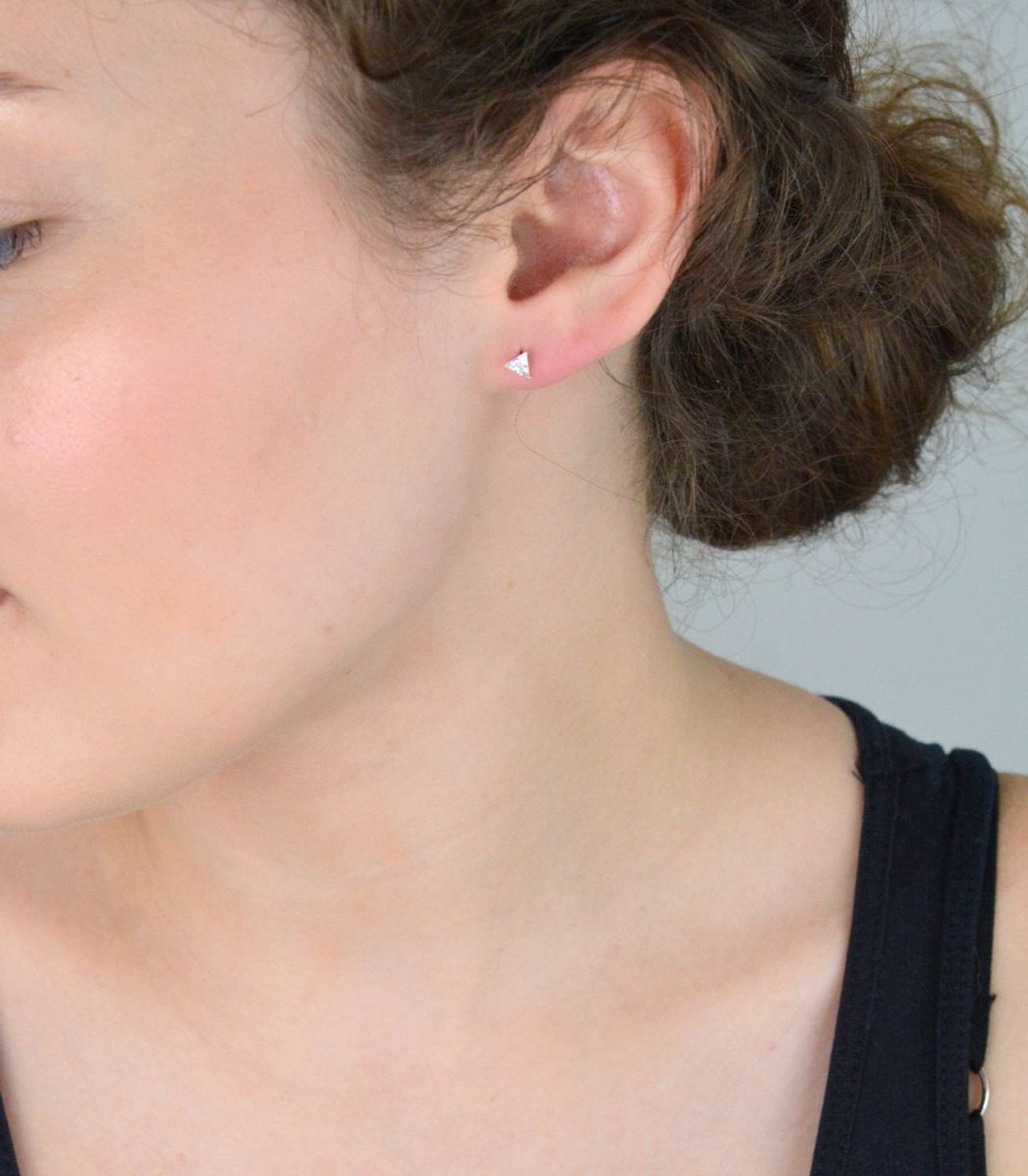 Kolczyki srebrne 925 z białą cyrkonią, kształt trójkąta. Model DIA-KLC-10325-925, 5 mm, sztyft. Subtelna elegancja na co dzień i na prezent.1.jpg