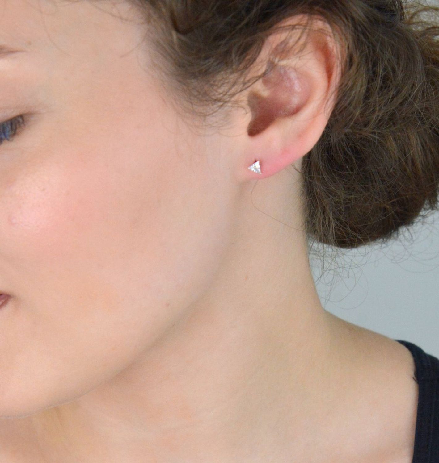 Kolczyki srebrne 925 z białą cyrkonią, kształt trójkąta. Model DIA-KLC-10325-925, 5 mm, sztyft. Subtelna elegancja na co dzień i na prezent.1.jpg