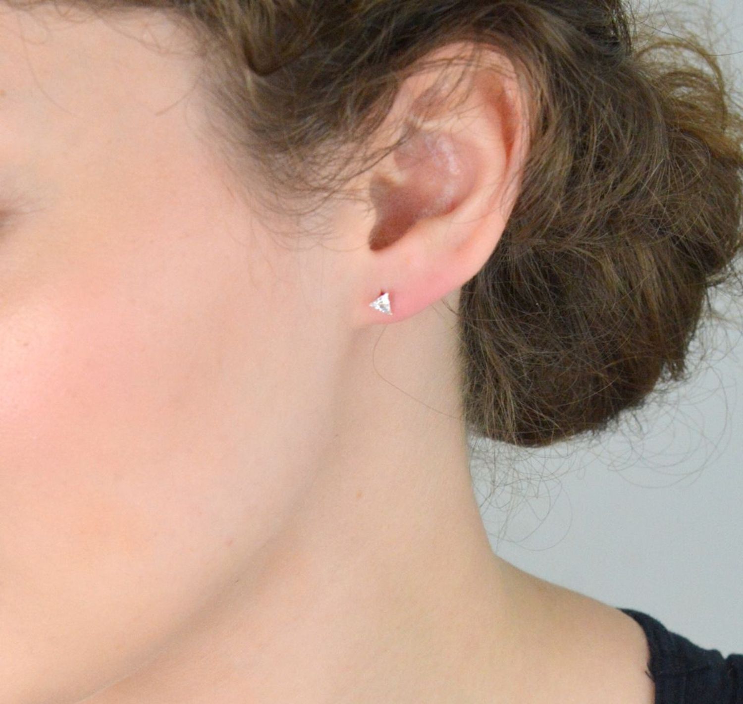 Kolczyki srebrne 925 z białą cyrkonią, kształt trójkąta. Model DIA-KLC-10325-925, 5 mm, sztyft. Subtelna elegancja na co dzień i na prezent.1.jpg