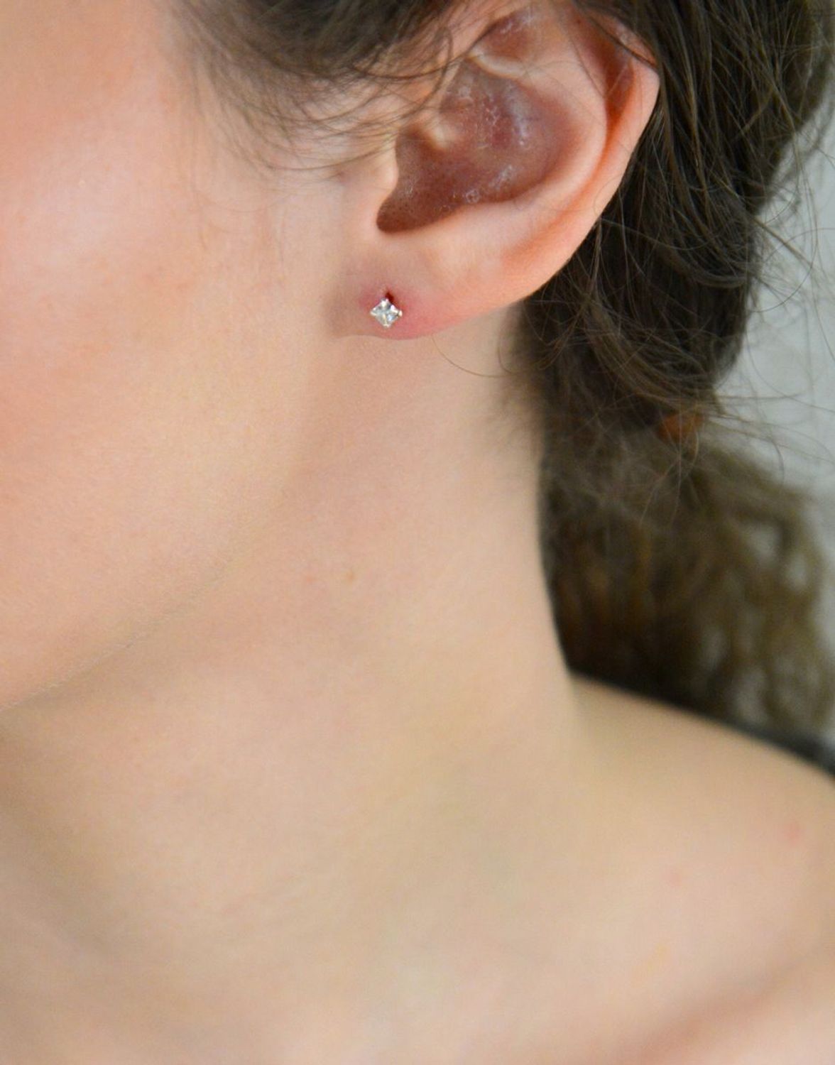 Kolczyki srebrne małe białe kwadraciki z cyrkonią 925, DIA-KLC-10330-925.jpg