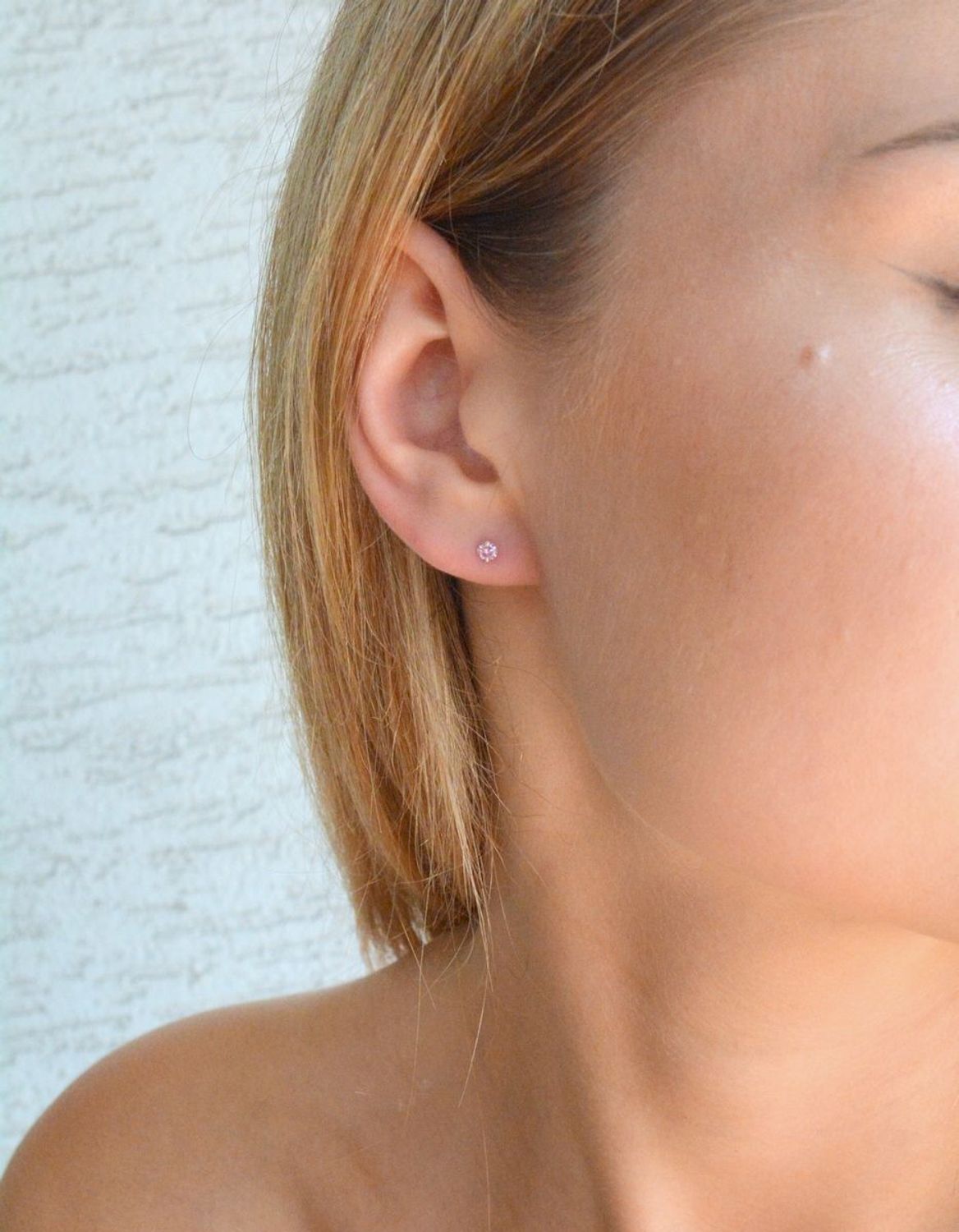 Srebrne kolczyki damskie wkrętki z różową cyrkonią DIA-KLC-10345-925. Srebrne kolczyki damskie. Srebrne kolczyki wkrętki. Srebrne kolczyki damskie z cyrkoniami. Kolczyki srebrne z cyrkonią na prezent..jpg