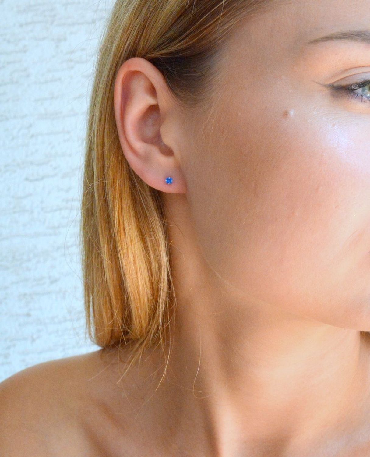 Srebrne kolczyki damskie wkrętki z niebieską cyrkonią DIA-KLC-10348-925. Srebrne kolczyki damskie. Srebrne kolczyki wkrętki. Srebrne kolczyki damskie z cyrkoniami. Kolczyki srebrne z cyrkonią na prezent..jpg