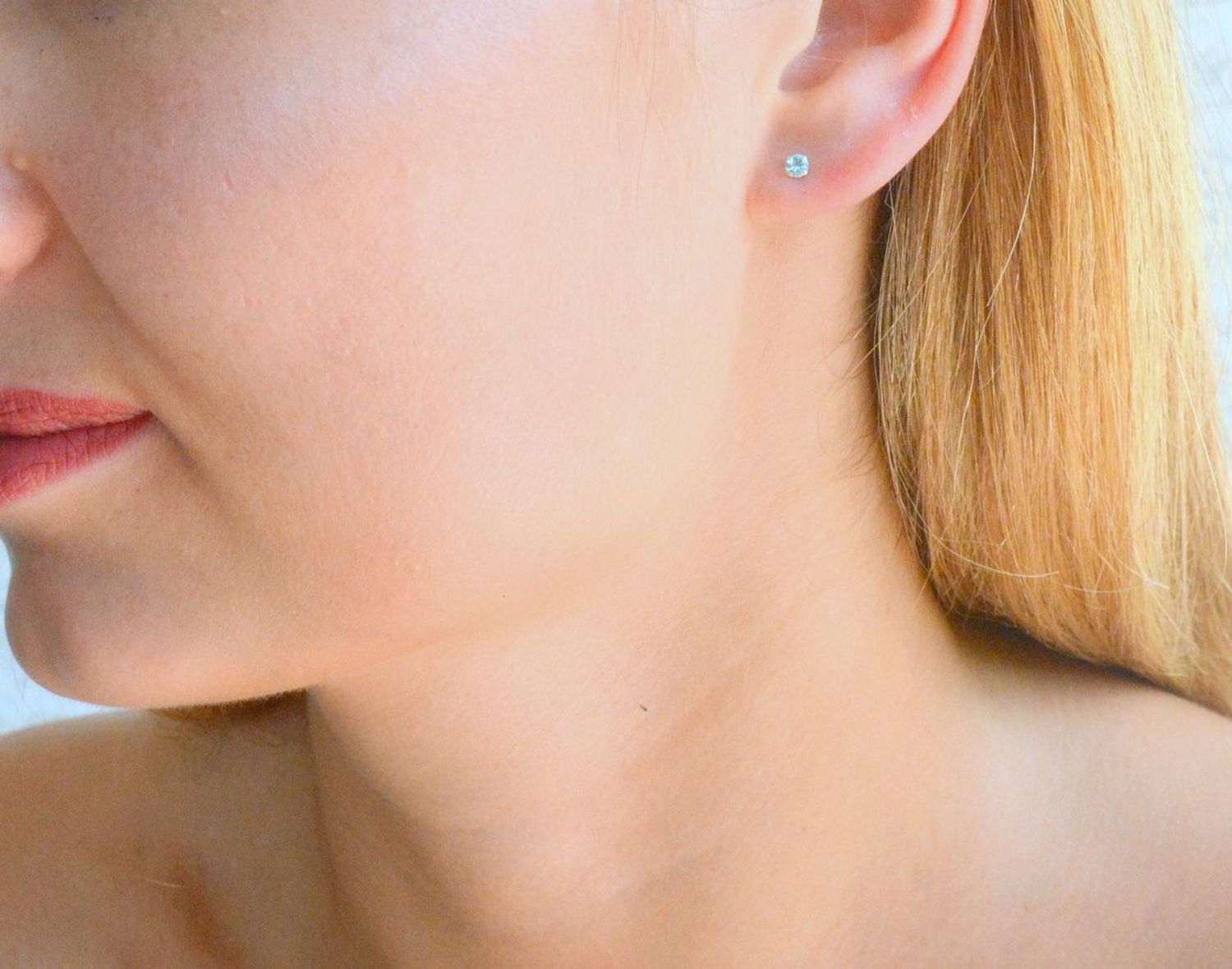 Srebrne kolczyki damskie wkrętki z błękitną cyrkonią DIA-KLC-10349-925. Srebrne kolczyki damskie. Srebrne kolczyki wkrętki. Srebrne kolczyki damskie z cyrkoniami. Kolczyki srebrne z cyrkonią na prezent. (2).jpg