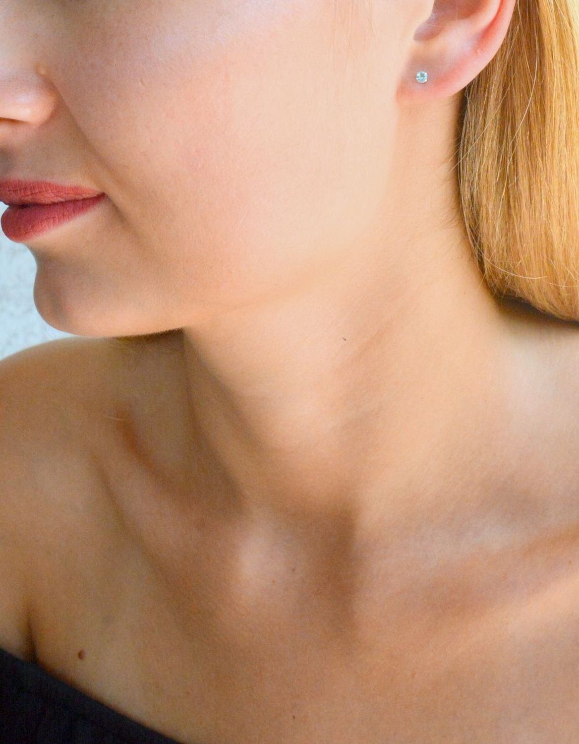 Srebrne kolczyki damskie wkrętki z błękitną cyrkonią DIA-KLC-10349-925. Srebrne kolczyki damskie. Srebrne kolczyki wkrętki. Srebrne kolczyki damskie z cyrkoniami. Kolczyki srebrne z cyrkonią na prezent. (2).jpg