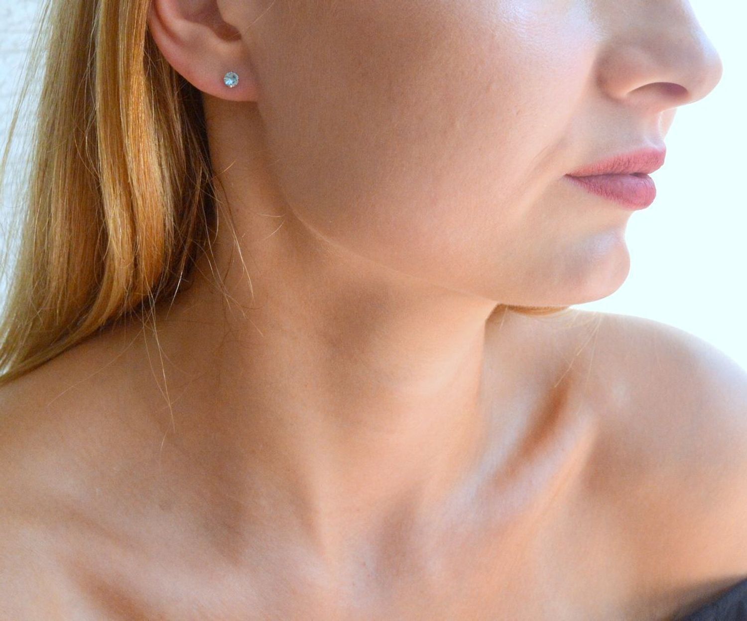 Srebrne kolczyki damskie wkrętki z błękitną cyrkonią DIA-KLC-10351-925. Srebrne kolczyki damskie. Srebrne kolczyki wkrętki. Srebrne kolczyki damskie z cyrkoniami. Kolczyki srebrne z cyrkonią na prezent..jpg