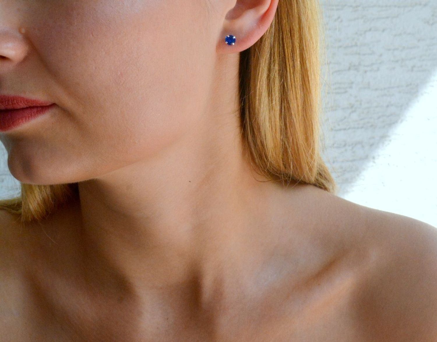 Srebrne kolczyki damskie wkrętki z niebieską cyrkonią DIA-KLC-10352-925. Srebrne kolczyki damskie. Srebrne kolczyki wkrętki. Srebrne kolczyki damskie z cyrkoniami. Kolczyki srebrne z cyrkonią na prezent..jpg