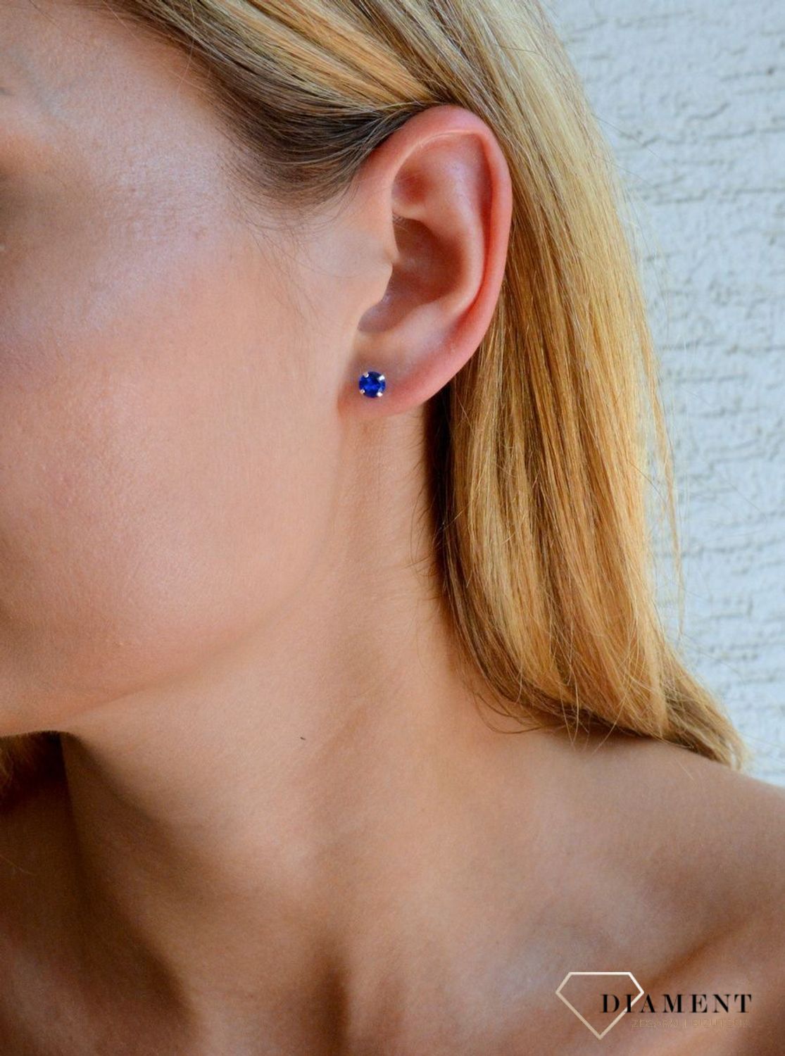 Srebrne kolczyki damskie wkrętki z niebieską cyrkonią DIA-KLC-10352-925. Srebrne kolczyki damskie. Srebrne kolczyki wkrętki. Srebrne kolczyki damskie z cyrkoniami. Kolczyki srebrne z cyrkonią na prezent..jpg