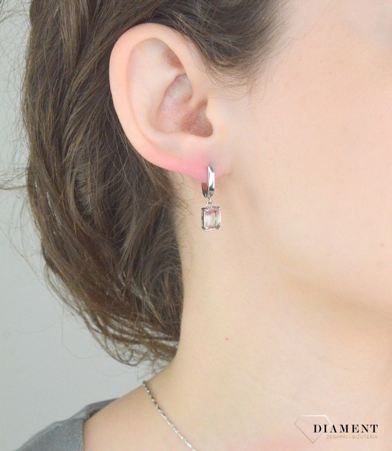 Kolczyki kolor zap.ang. DIA-KLC-10362-925 Srebrne kolczyki damskie 925 wiszące cyrkonia różówa DIA-KLC-10362-925. Srebrne kolczyki zostały wykonane z najwyższej jakości srebra próby 925. 1.jpg